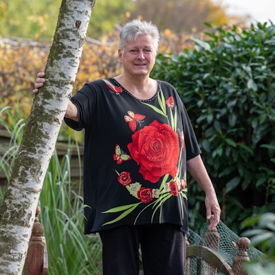 Hildegard Bender steht in ihrem Garten in Porz.