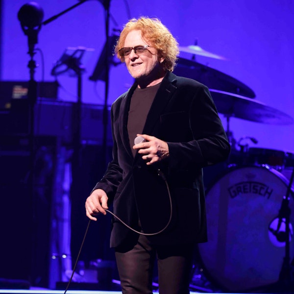 Simply Red-Sänger Mick Hucknall steht auf der Bühne der Lanxess Arena. Die britische Soulband macht im Rahmen ihrer "Blue Eyed Soul"-Tour in Köln Station.