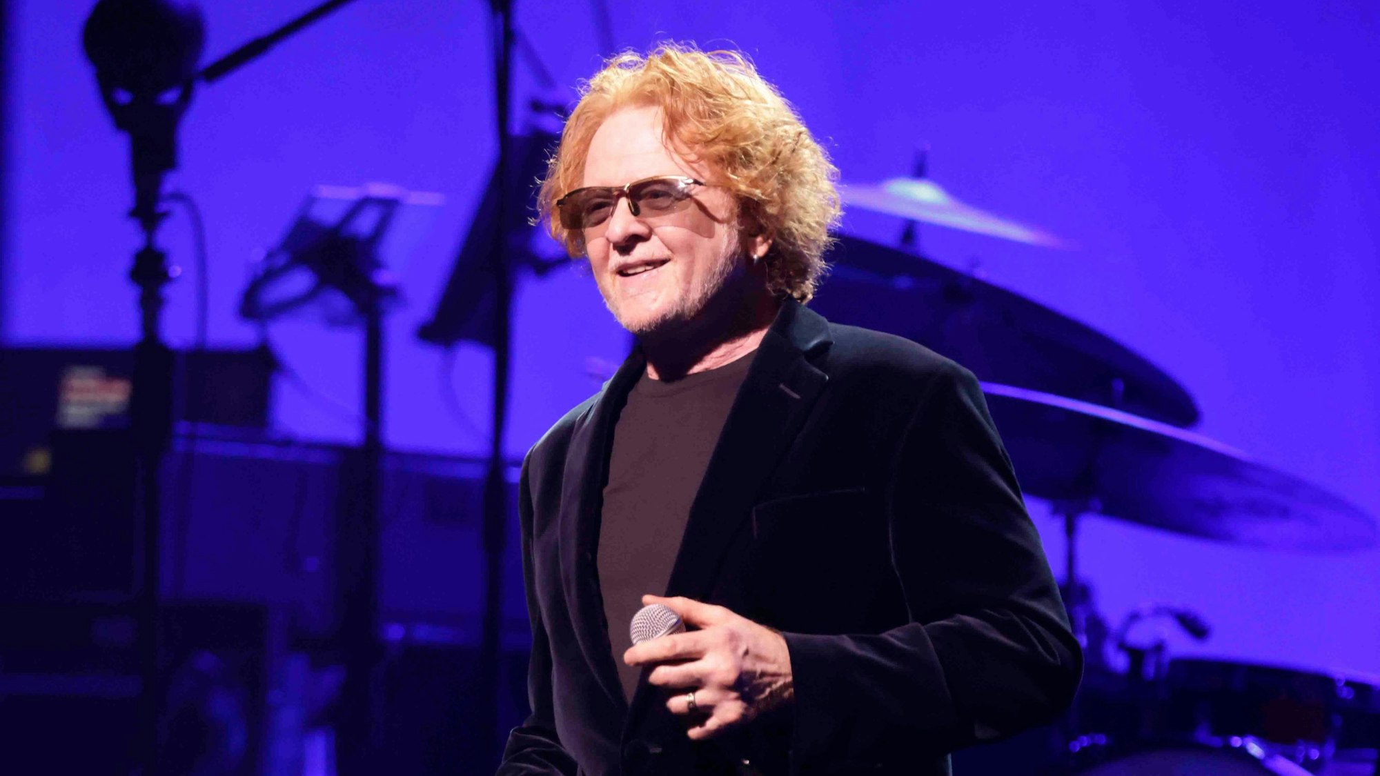 Simply Red-Sänger Mick Hucknall steht auf der Bühne der Lanxess Arena. Die britische Soulband macht im Rahmen ihrer "Blue Eyed Soul"-Tour in Köln Station.