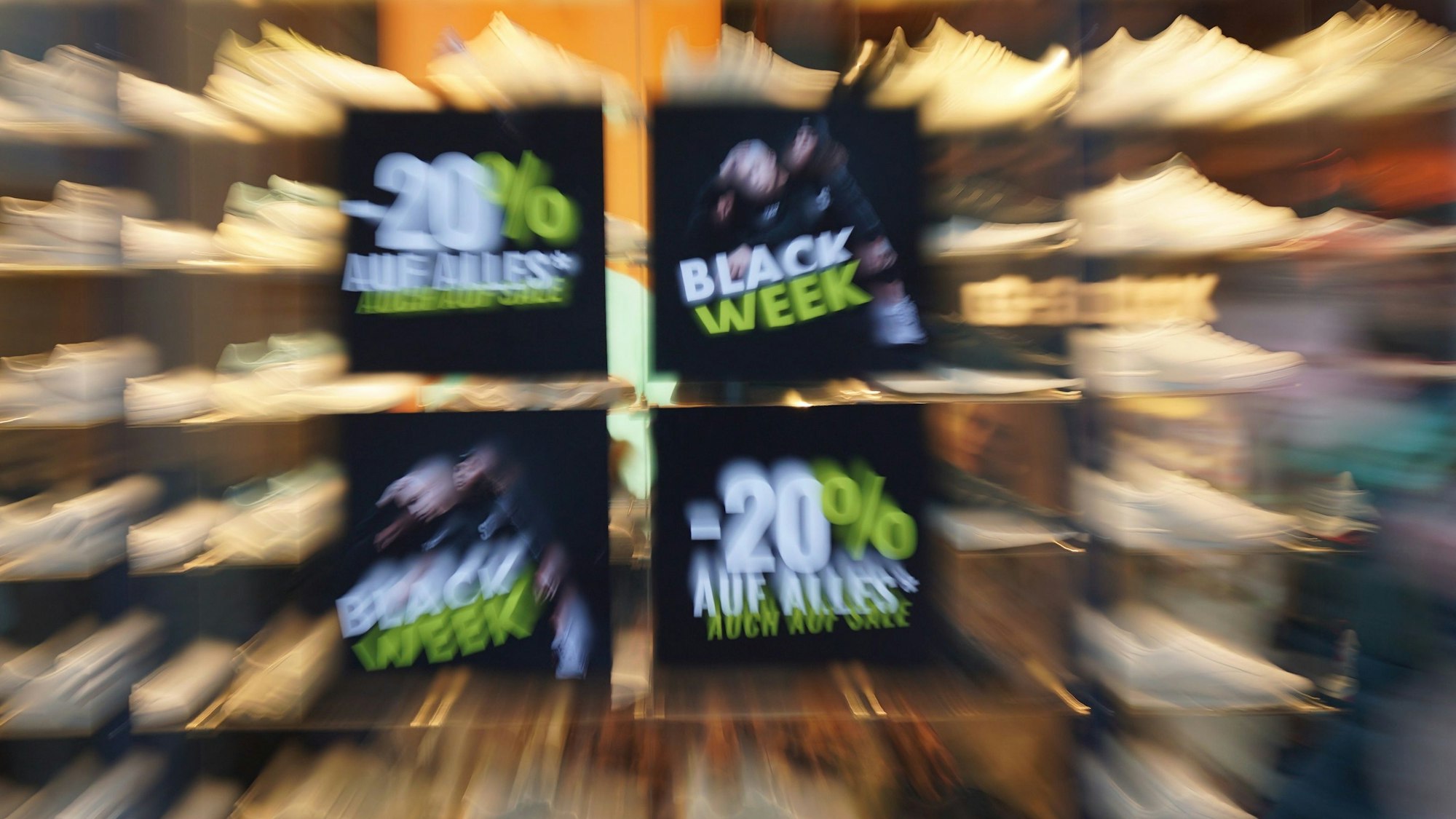 Ein Plakat mit der Aufschrift ·Black Week· hängt in einem Schaufenster eines Geschäfts in der Innenstadt. Am 25. November ist "Black Friday", der Handel wirbt wieder mit Angeboten.