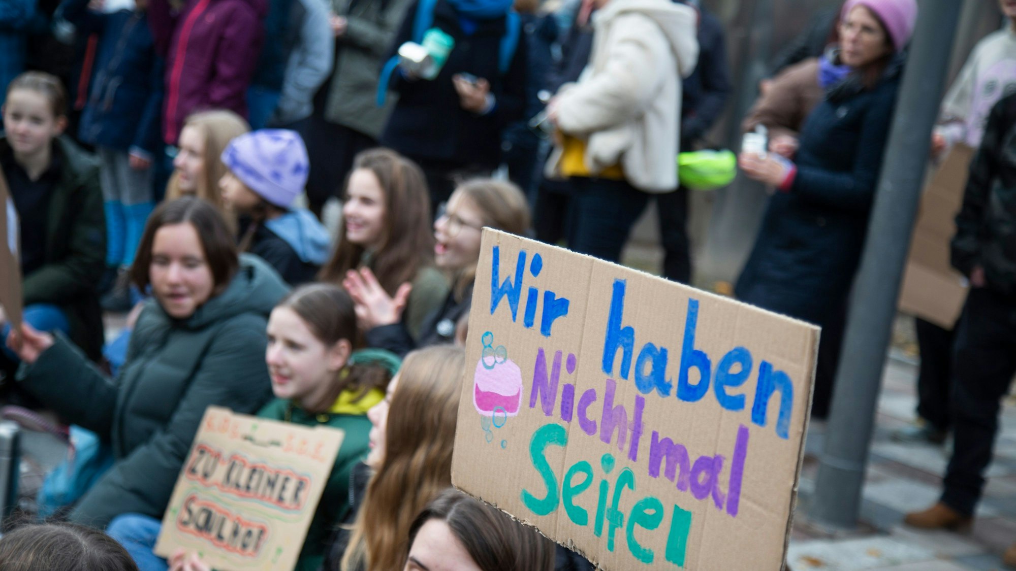 Schüler und Eltern der Heliosschule protestieren vor dem Rathaus.
