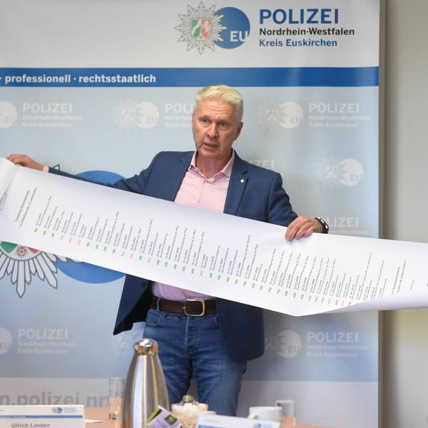 Koordinator Wolfgangt Wendelmann zeigt bei der Präsentation des NRW-Projekts „Kurve kriegen“ in der Euskirchener Polizeiwache mit einem meterlangen Ausdruck den Lebenslauf eines anonymisierten Intensivtäters.