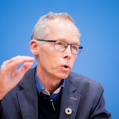 Johan Rockström spricht auf einer Pressekonferent.