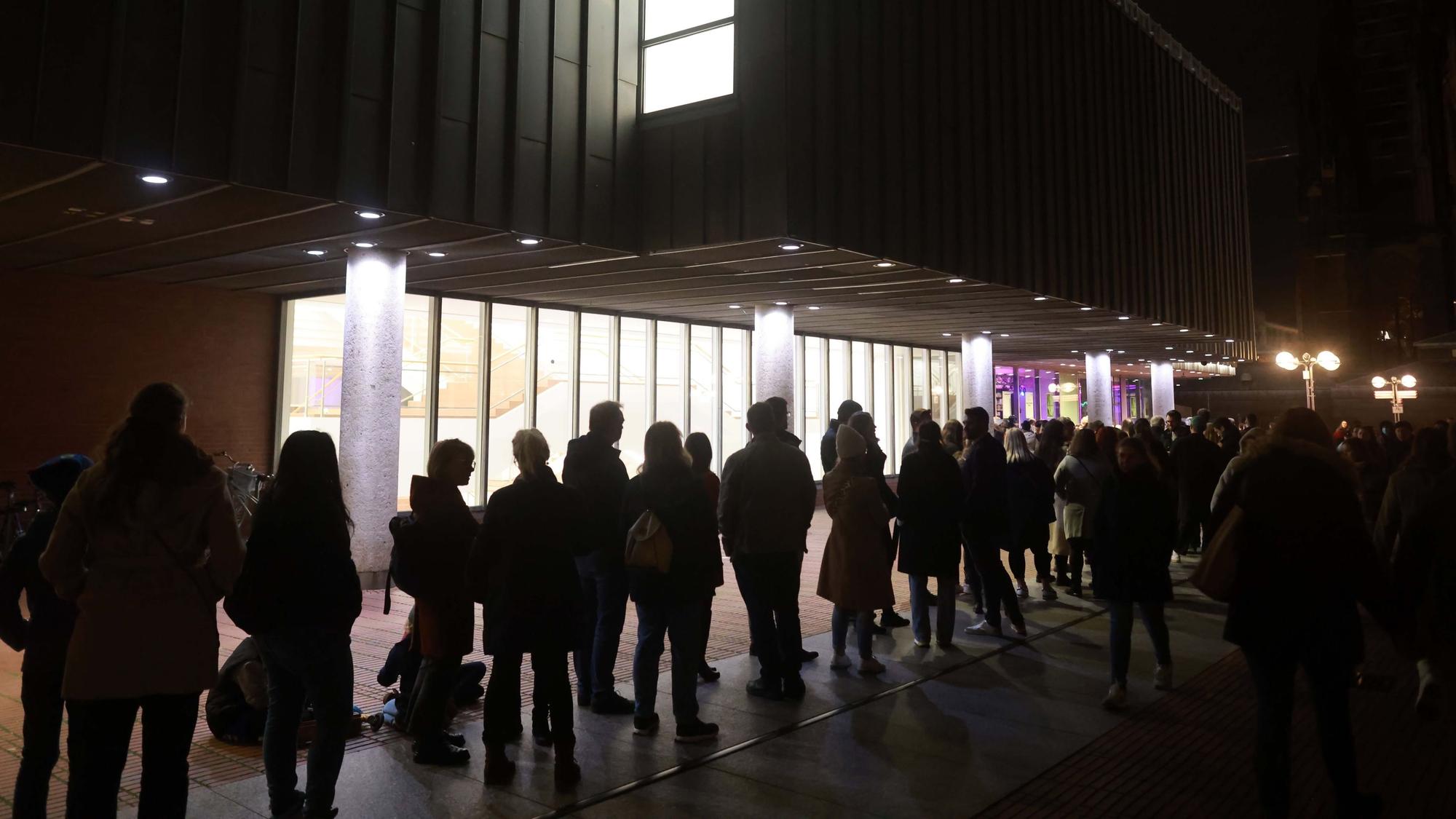Besucher warten bei der langen Nacht der Museen vor dem Museum Ludwig.