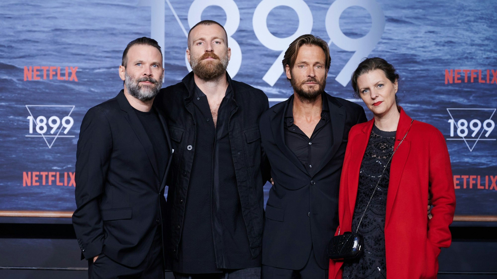 Der Regisseur Baran Bo Odar (l-r) und die Schauspieler Isaak Dentler, Andreas Pietschmann und Jantje Friese auf dem roten Teppich der Premiere der Netflix Serie 1899 im Funkhaus Berlin.