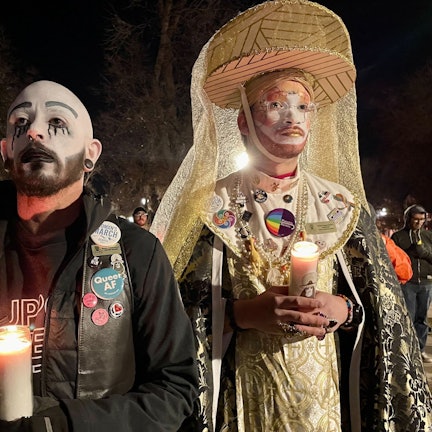 Auf dem Bild halten Menschen Kerzen während einer Mahnwache im Acacia Park für die Opfer einer Massenschießerei im Club Q, einem LGBTQ-Nachtclub.