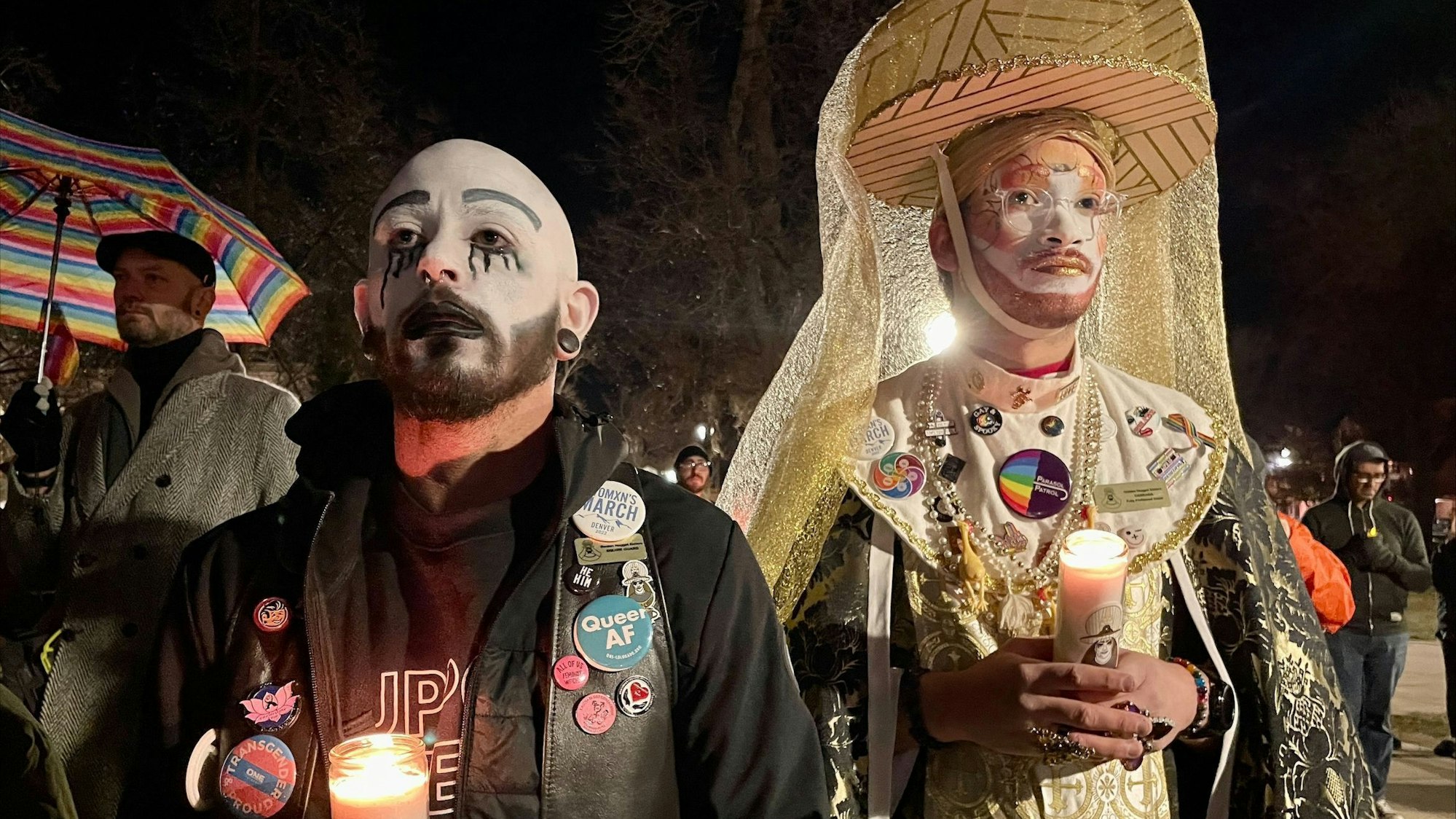 Auf dem Bild halten Menschen Kerzen während einer Mahnwache im Acacia Park für die Opfer einer Massenschießerei im Club Q, einem LGBTQ-Nachtclub.