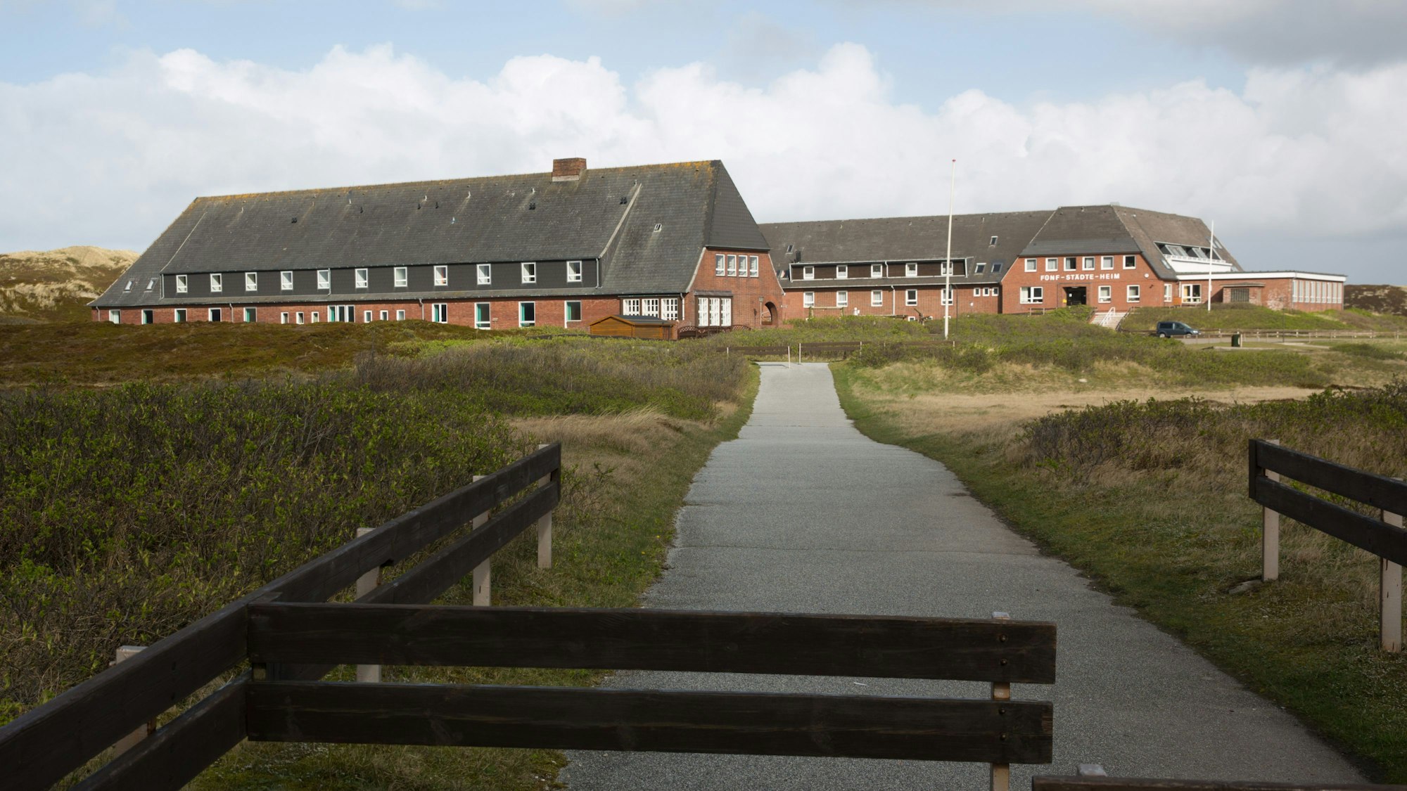 Die Außenansicht des Fünf-Städte-Heims in Hörnum (Schleswig-Holstein) auf der Nordseeinsel Sylt.