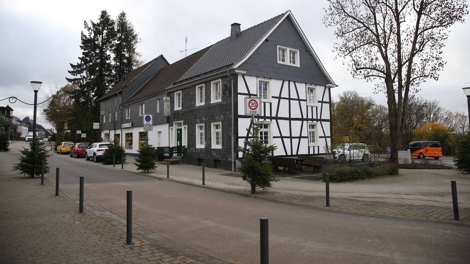 Kleine Tannenbäume säumen die Straße vor dem Jugendzentrum in Nümbrecht. Mit seiner Fachwerk- und Schieferfassade macht das Gebäude einen pittoresken Eindruck.