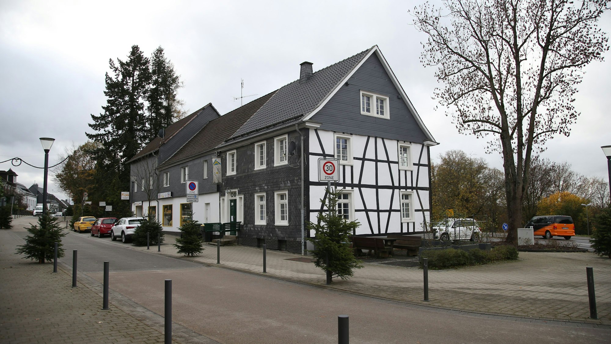 Kleine Tannenbäume säumen die Straße vor dem Jugendzentrum in Nümbrecht. Mit seiner Fachwerk- und Schieferfassade macht das Gebäude einen pittoresken Eindruck.