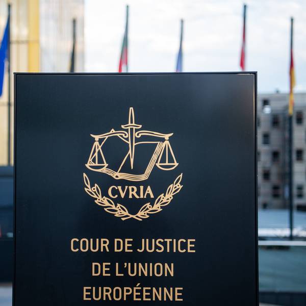 ARCHIV - 15.06.2019, Luxemburg: Ein Schild steht mit der Aufschrift «Cour de Justice de l'Union Européenne» steht vor dem Europäischen Gerichtshof (EuGH) im Europaviertel auf dem Kirchberg. Der EuGH fällt eine wichtige Entscheidung zur Speicherung von Verbindungsdaten bei Telekommunikationsanbietern. Die Telekom Deutschland GmbH und die SpaceNet AG wollen feststellen lassen, dass sie nicht verpflichtet sind, bestimmte Daten ihrer Kundinnen und Kunden auf Vorrat zu speichern. Foto: Arne Immanuel Bänsch/dpa +++ dpa-Bildfunk +++