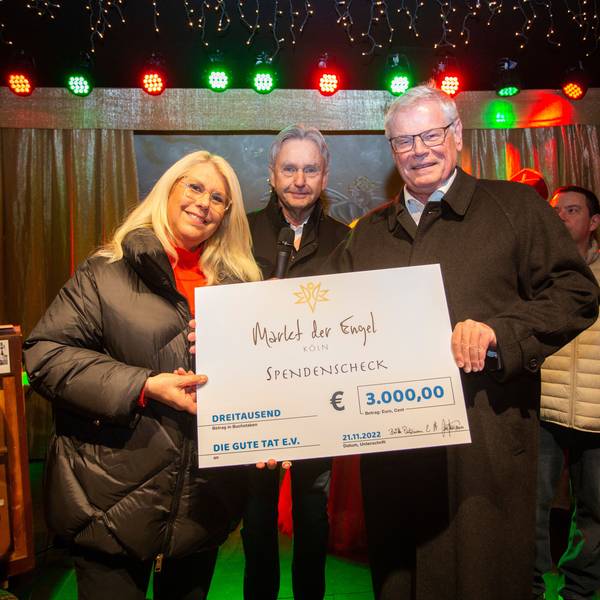 Die Marktbetreiber Britta und Herbert Putzmann überreichten einen Scheck über 3000 Euro an Helmut Heinen (l.), den Vorsitzenden der Altenhilfe.