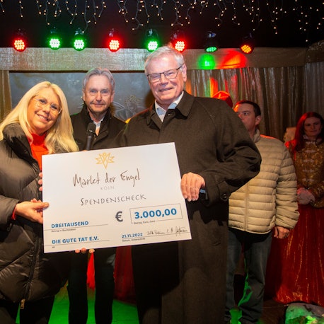 Die Marktbetreiber Britta und Herbert Putzmann überreichten einen Scheck über 3000 Euro an Helmut Heinen (l.), den Vorsitzenden der Altenhilfe.