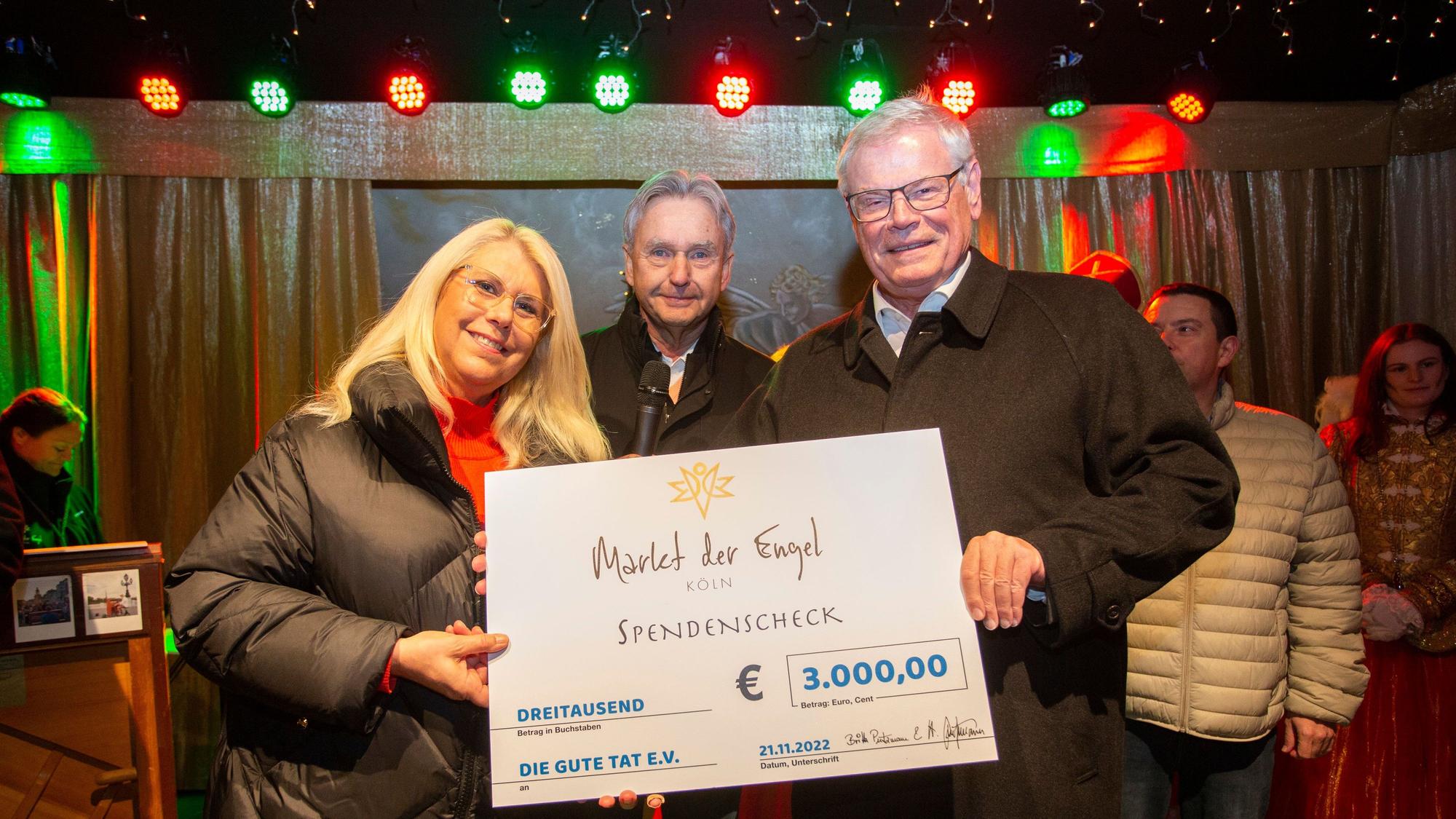 Die Marktbetreiber Britta und Herbert Putzmann überreichten einen Scheck über 3000 Euro an Helmut Heinen (l.), den Vorsitzenden der Altenhilfe.