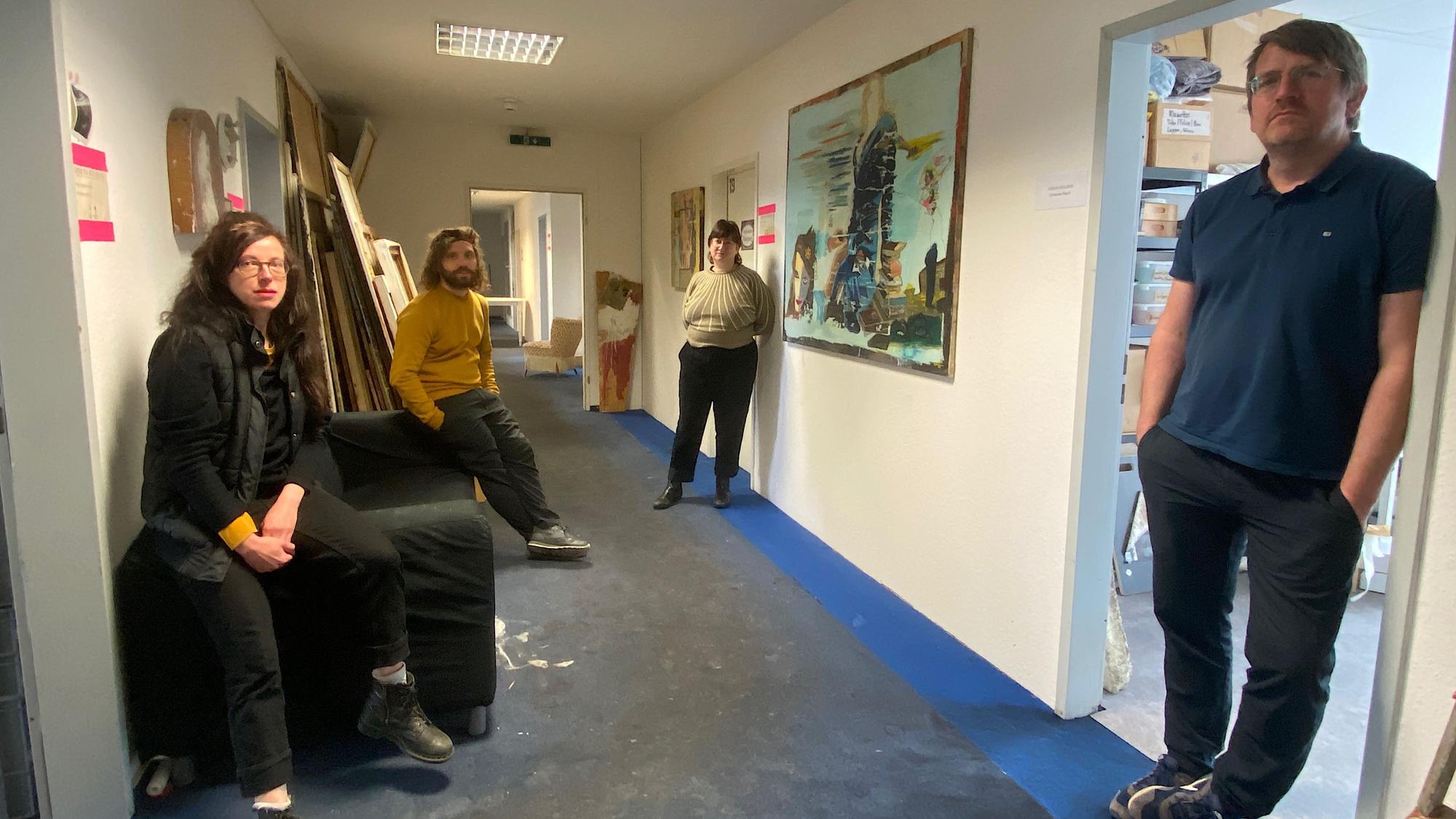 Agnes Mrowiec, Roman Jungblut, Suse Itzel und Tobias Becker von der Künstlergruppe Opekta in einer GAG Wohnung in Immendorf.