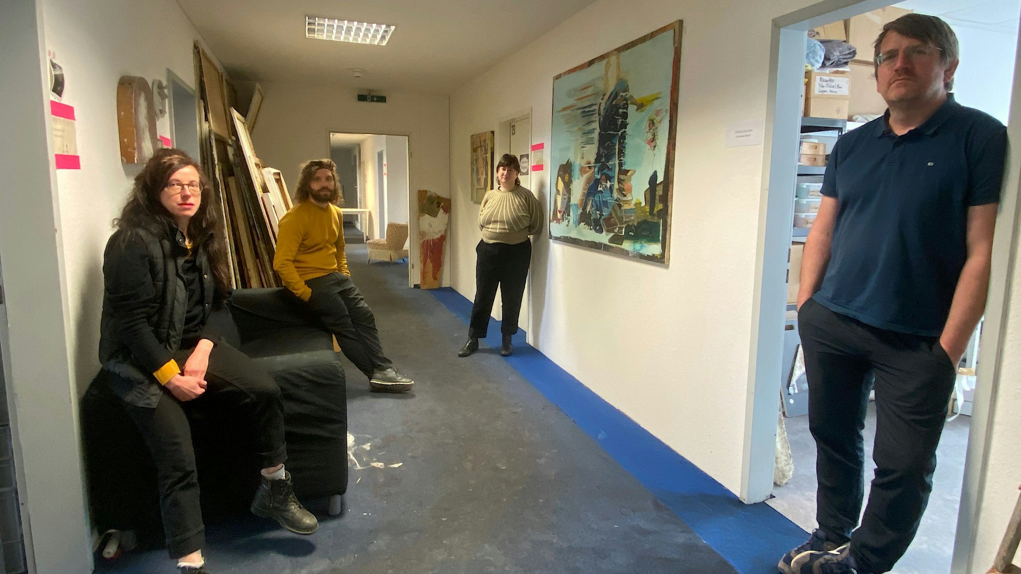 Agnes Mrowiec, Roman Jungblut, Suse Itzel und Tobias Becker von der Künstlergruppe Opekta in einer GAG Wohnung in Immendorf.