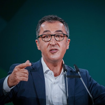 Cem Özdemir spricht und gestikuliert dabei.