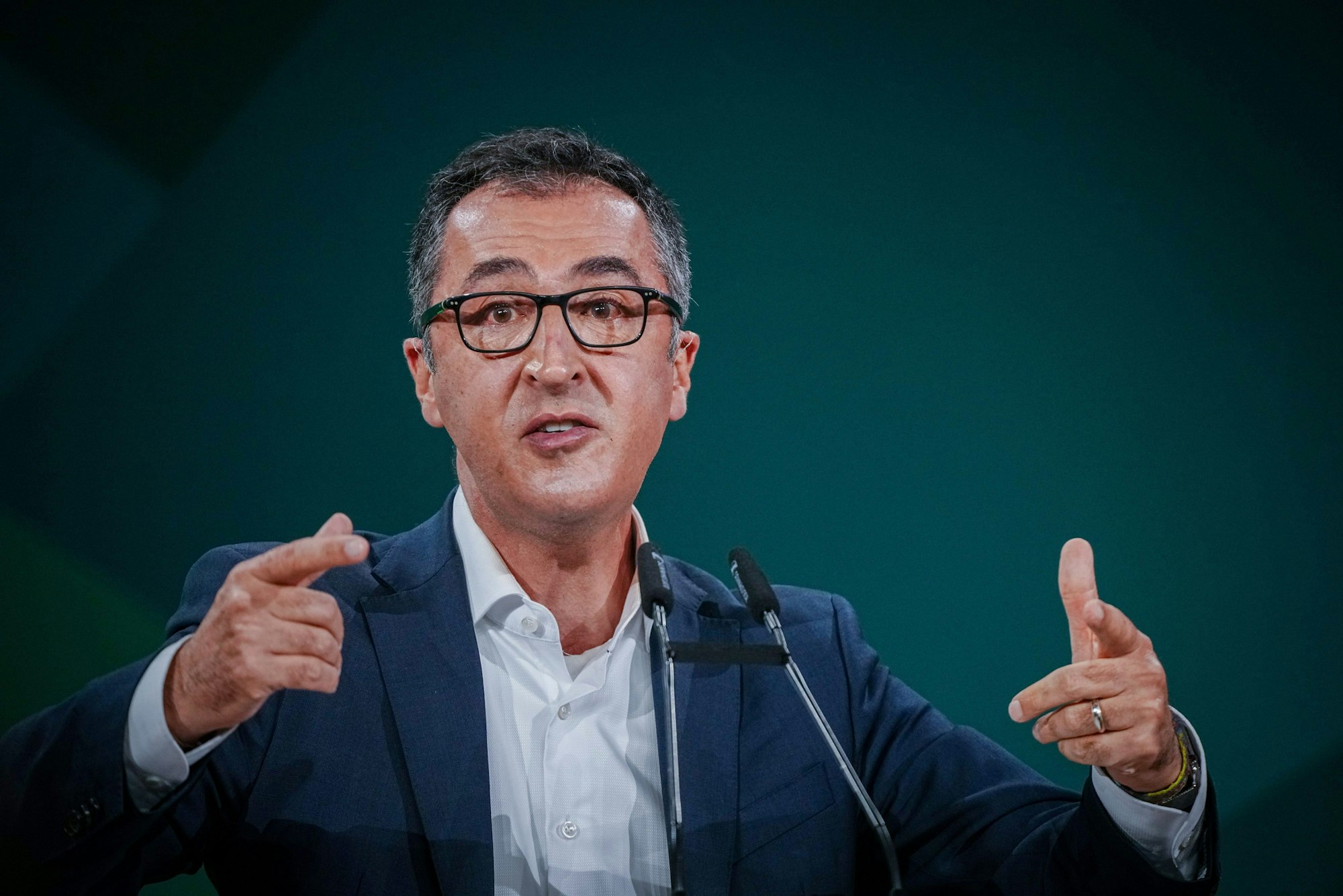 Cem Özdemir spricht und gestikuliert dabei.