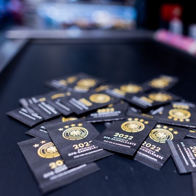 Nordrhein-Westfalen, Köln: Sammelkarten zum offiziellen DFB-Sammelalbum zur Fußball-Weltmeisterschaft in Katar liegen im Kassenbereich eines Rewe Marktes.