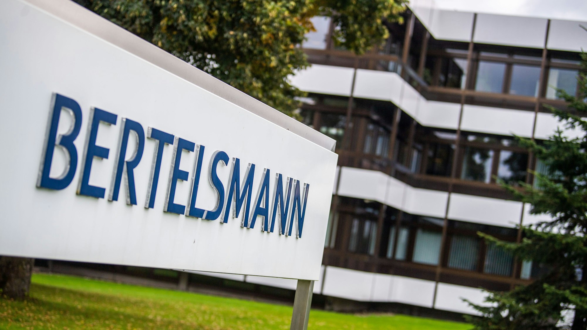 Ein Schild mit dem Logo von Bertelsmann steht vor der Zentrale.