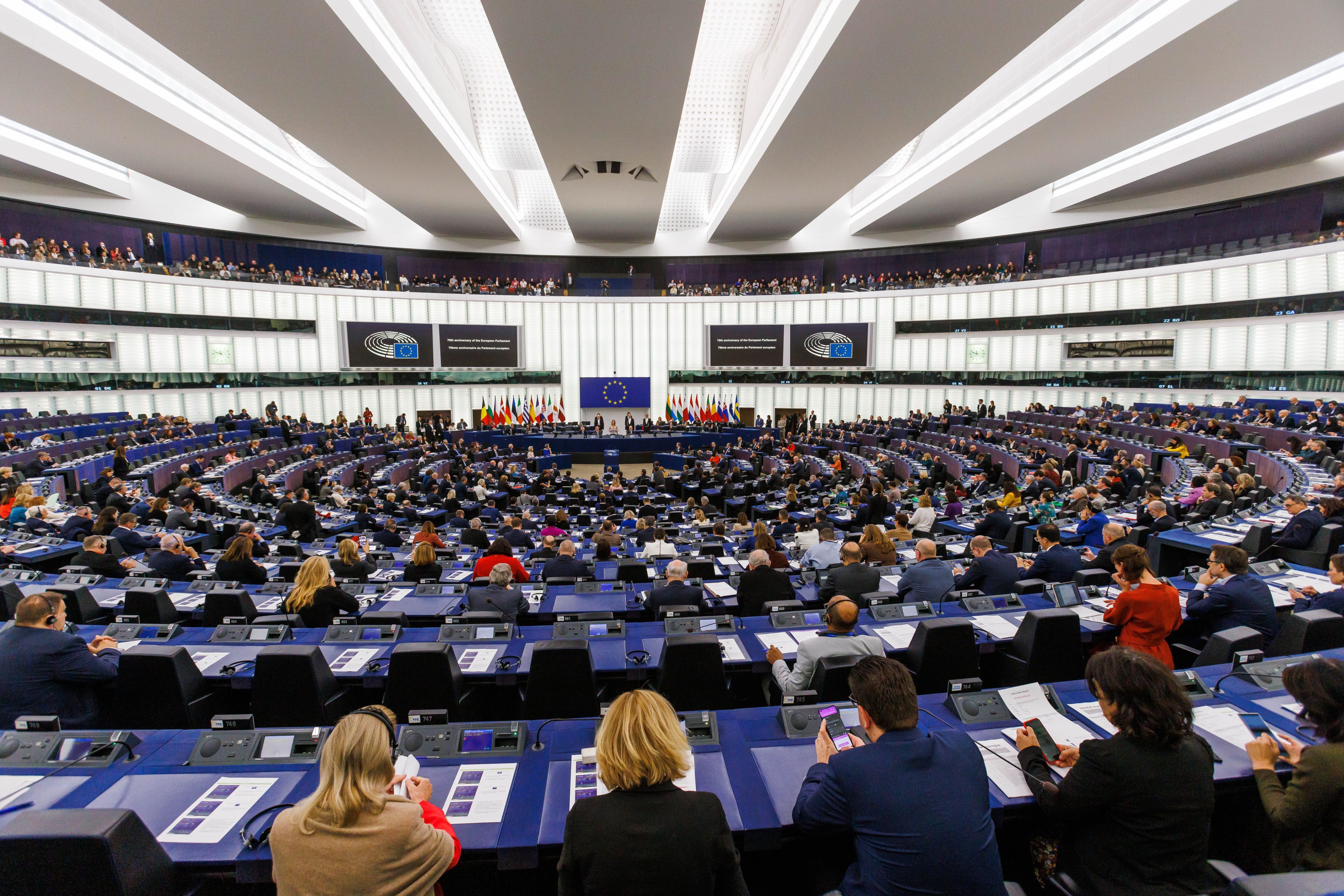 Frankreich, Straßburg: Abgeordnete und Gäste sitzen während den Feierlichkeiten zum 70-jährigen Bestehen im Gebäude des Europäischen Parlaments. Das Europäische Parlament feiert mit einem Festakt 70 Jahre gelebte Demokratie.