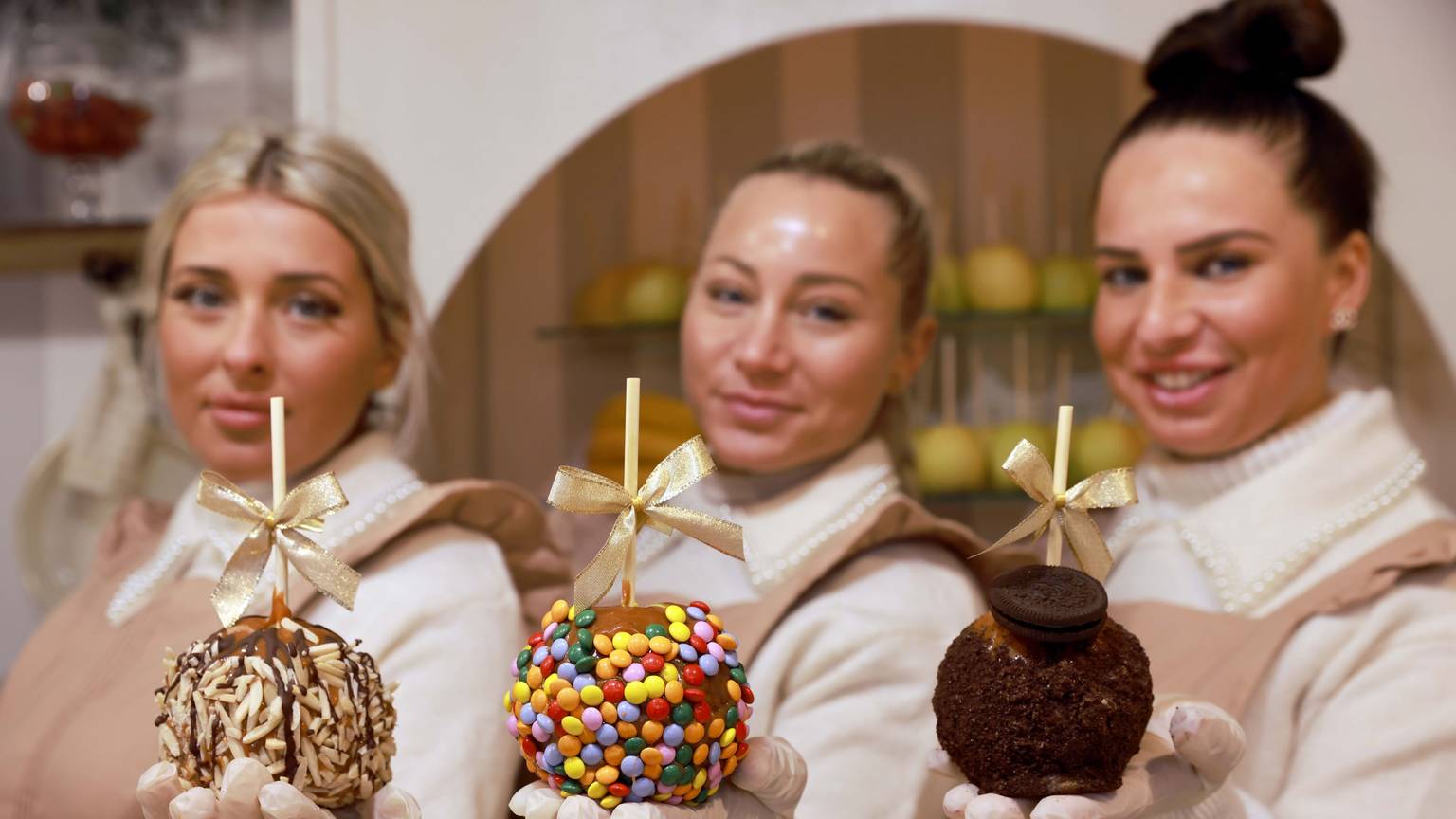 Heinzelmännchen mit süß verzierten Äpfeln: (v.l.) Chiara Coco, Michelle Cardinale, Sammy Fei von der „Zuckerbäckerei“.
