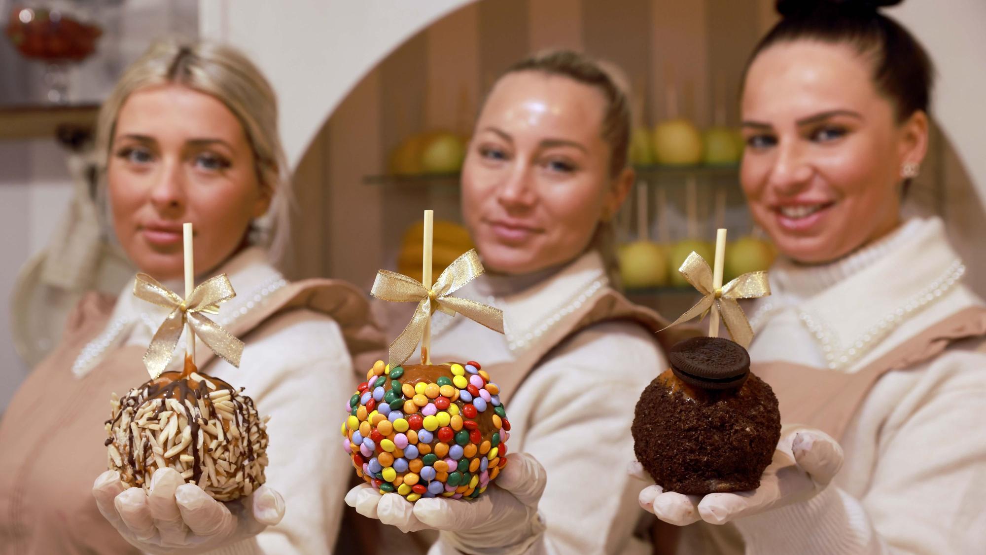 Heinzelmännchen mit süß verzierten Äpfeln: (v.l.) Chiara Coco, Michelle Cardinale, Sammy Fei von der „Zuckerbäckerei“.