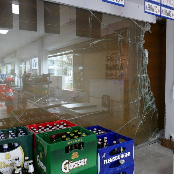 Die Scherben der Schaufensterscheibe flogen bei dem Aufprall durch den gesamten Kioskraum in Sankt Augustin.
