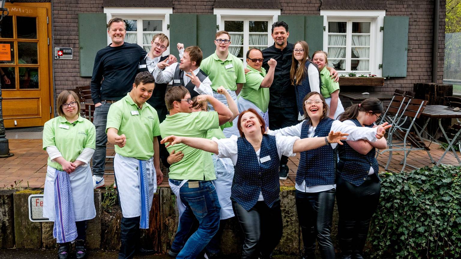 Die Sankt Augustinerin Nicola Gaebel (hintere Reihe, zweite von rechts) war in einem TV-Format mit Tim Mälzer zu sehen. Der Auftritt verhalf der 19-Jährigen mit Down-Syndrom zu ihrem Traumjob.