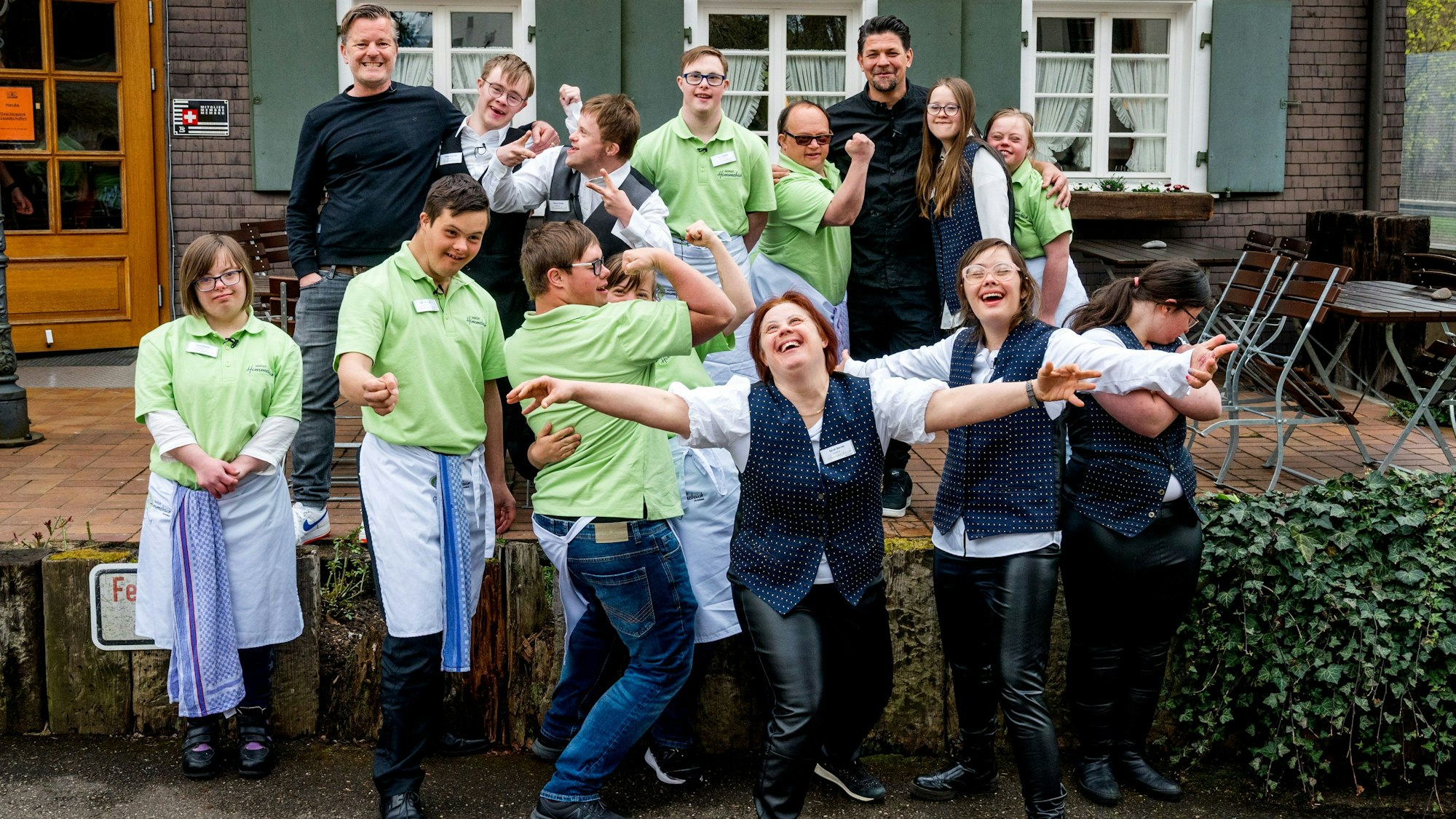 Die Sankt Augustinerin Nicola Gaebel (hintere Reihe, zweite von rechts) war in einem TV-Format mit Tim Mälzer zu sehen. Der Auftritt verhalf der 19-Jährigen mit Down-Syndrom zu ihrem Traumjob.