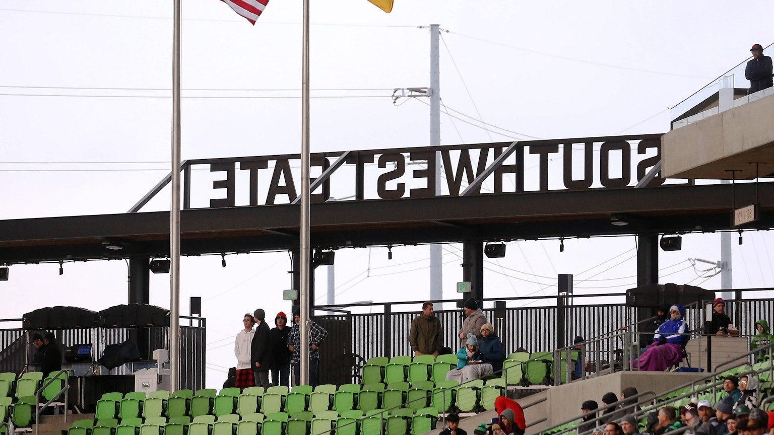 Eine amerikanische Flagge weht zum Testspiel des 1. FC Köln gegen den VfB Stuttgart in Austin/Texas.