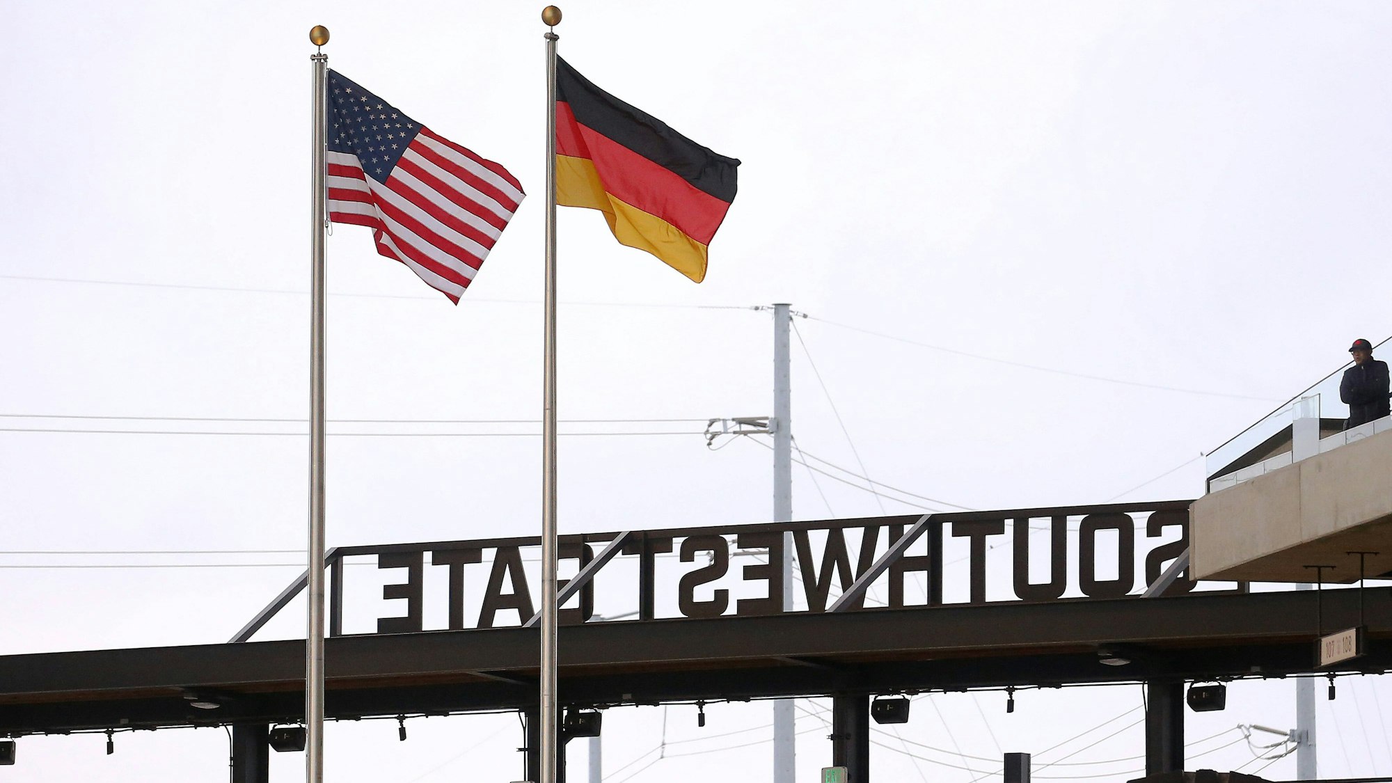 Eine amerikanische Flagge weht zum Testspiel des 1. FC Köln gegen den VfB Stuttgart in Austin/Texas.