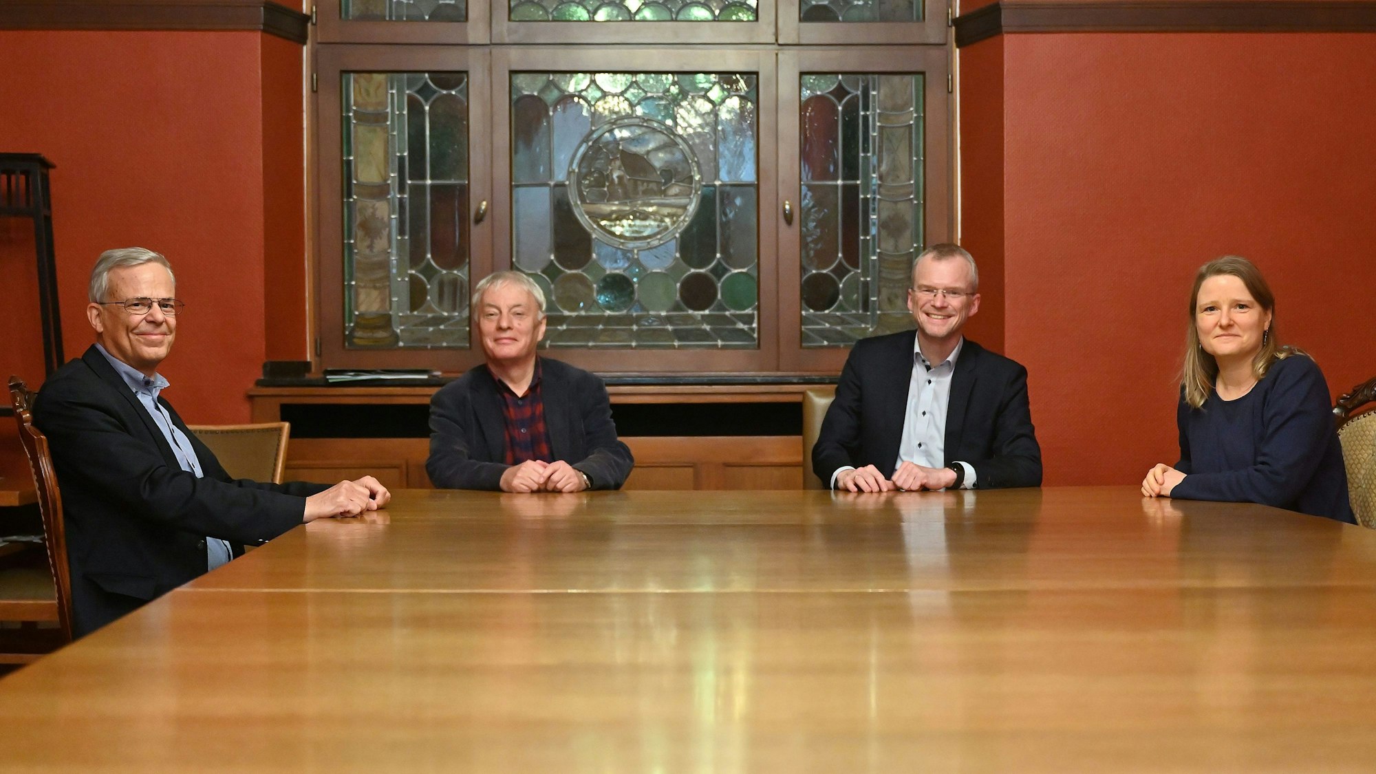 Die Bergisch Gladbacher Ampel mit Bürgermeister im vergangenen Sommer: FDP-Fraktionschef Jörg Krell, SPD-Fraktionschef Klaus Waldschmidt, Bürgermeister Frank Stein (SPD), Grüne -Fraktionschefin Theresia Meinhardt (v.l.) sitzt an einem Tisch.