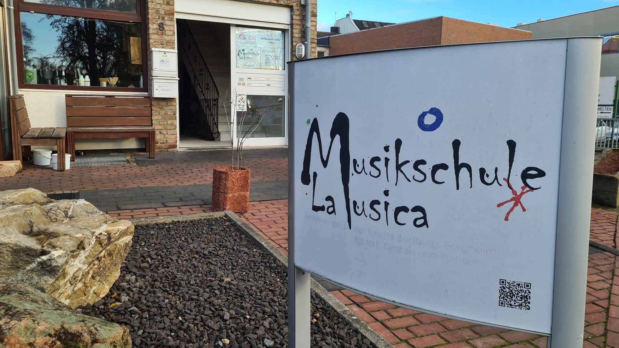 Das Schild einer Musikschule ist zu sehen.