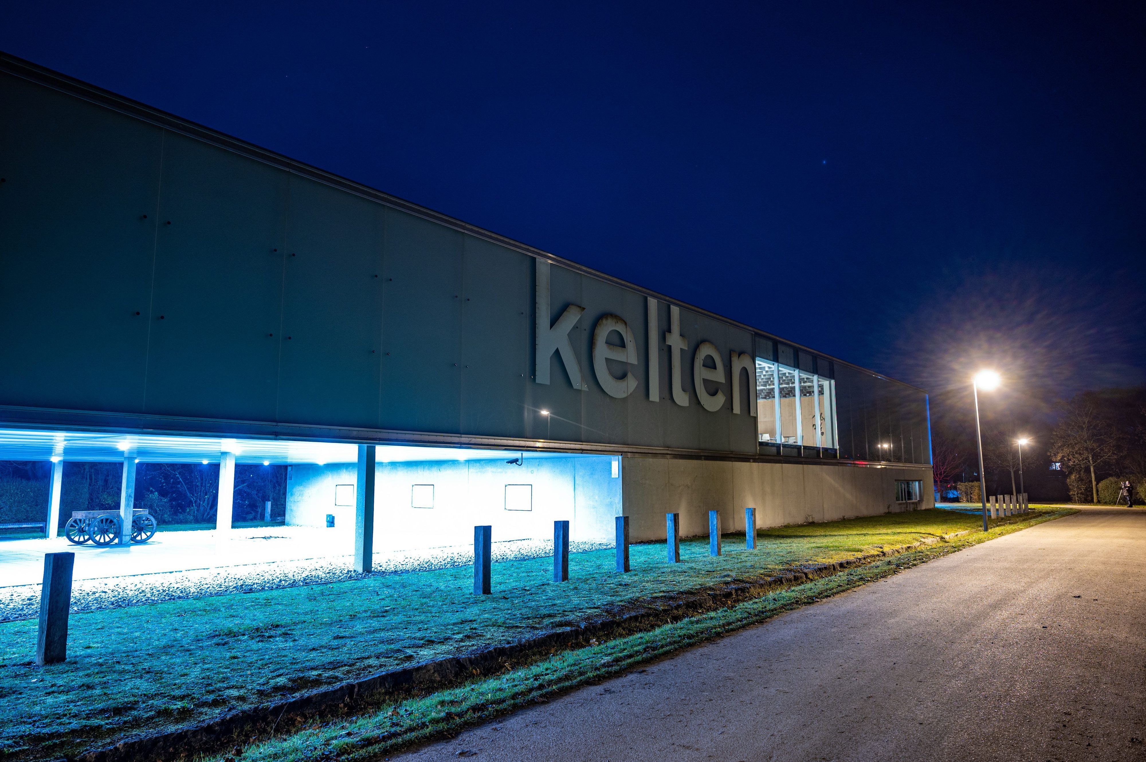 Das Kelten-Römer-Museum im Abendlicht. Einbrecher haben in dem Museum einen mehrere Millionen Euro teuren Goldschatz aus der Keltenzeit erbeutet. Wie ein Sprecher des Bayerischen Landeskriminalamtes (LKA) am Dienstag berichtete, waren die Täter in der vorangegangenen Nacht in das Museum in Manching eingestiegen und entwendeten den 1999 bei Manching entdeckten Schatz vollständig.