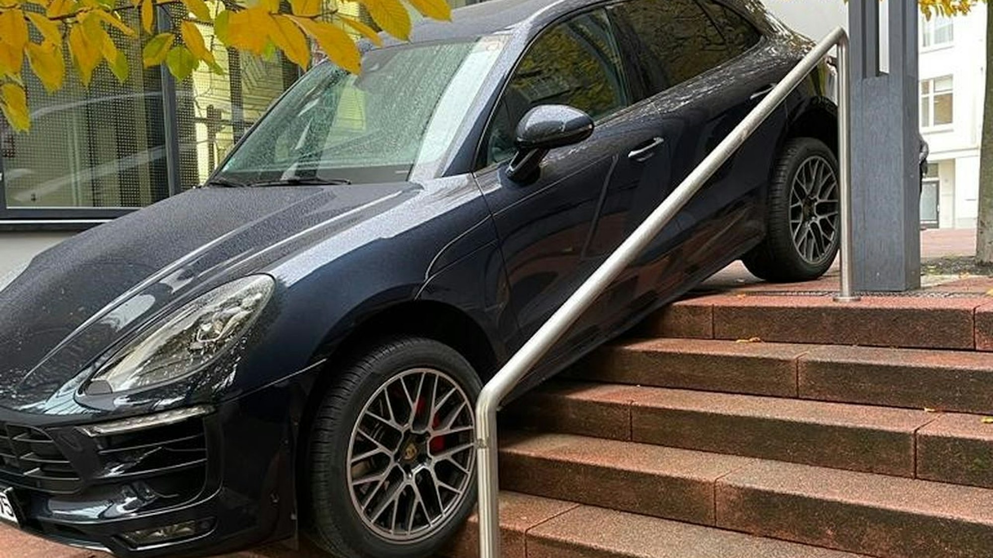 Ein Porschefahrer ist in Siegburg falsch abgebogen und eine Treppe hinuntergefahren. Neben dem Luxus-Boliden wurden auch die Treppenstufen beschädigt.