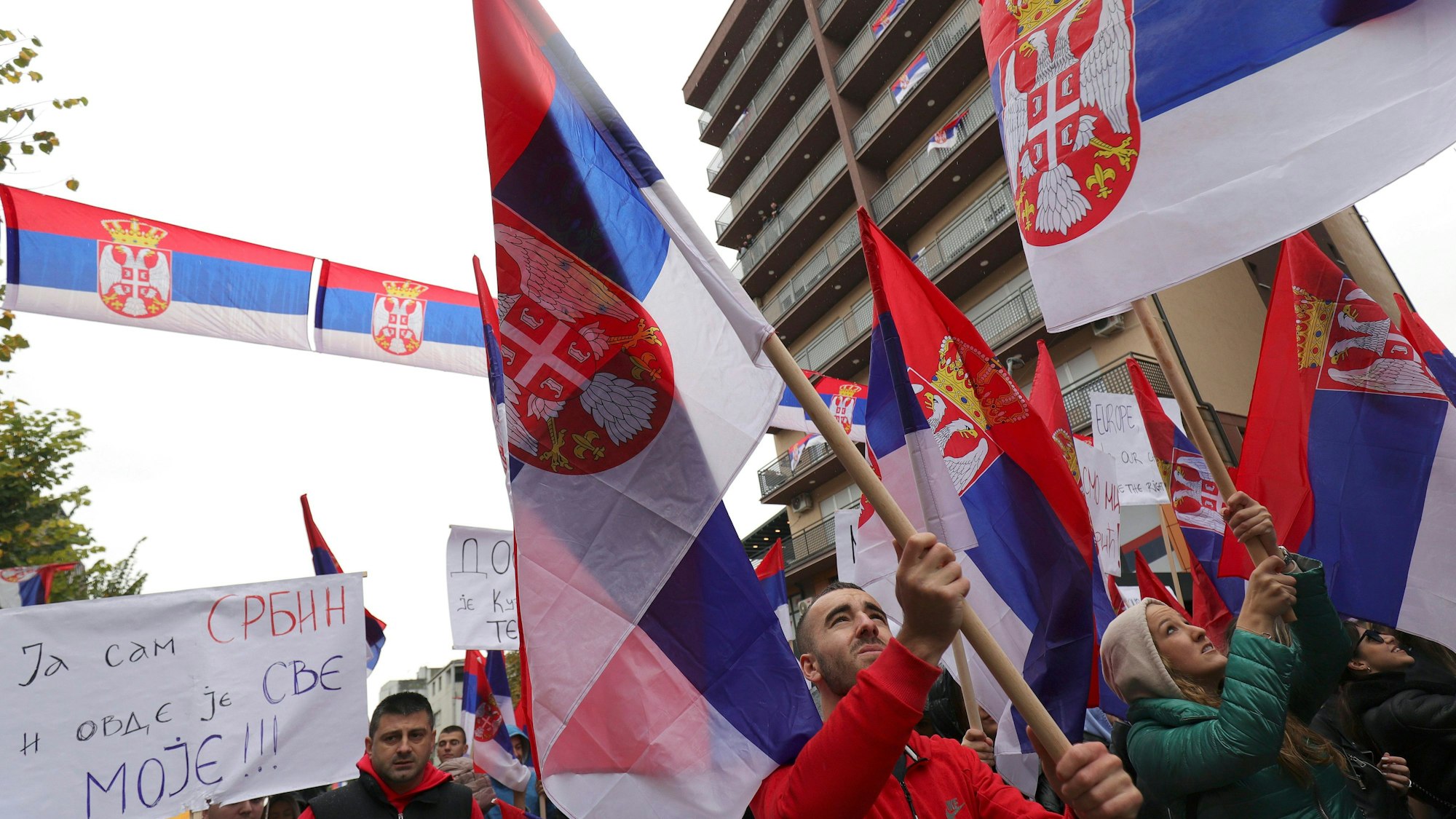 Kosovo-Serben schwenken serbische Flaggen während einer Demonstration in Mitrovica, Kosovo.