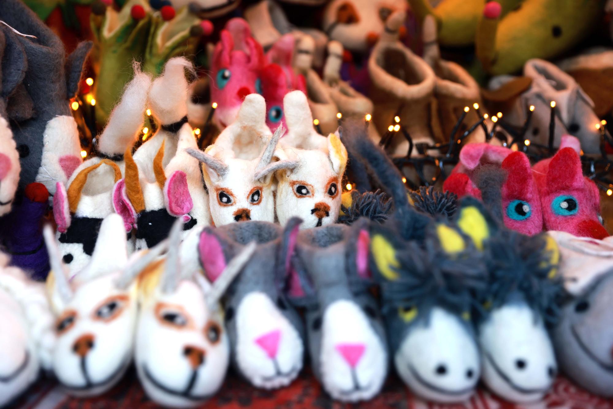 Warme Füße garantiert: Eine der Buden am Kölner Weihnachtsmarkt