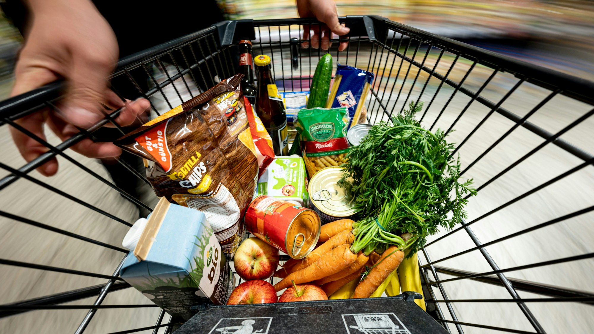 Bekannte Produkte sind zeitweise nicht lieferbar, weil Handel und Hersteller sich nicht über die Preise einigen können.