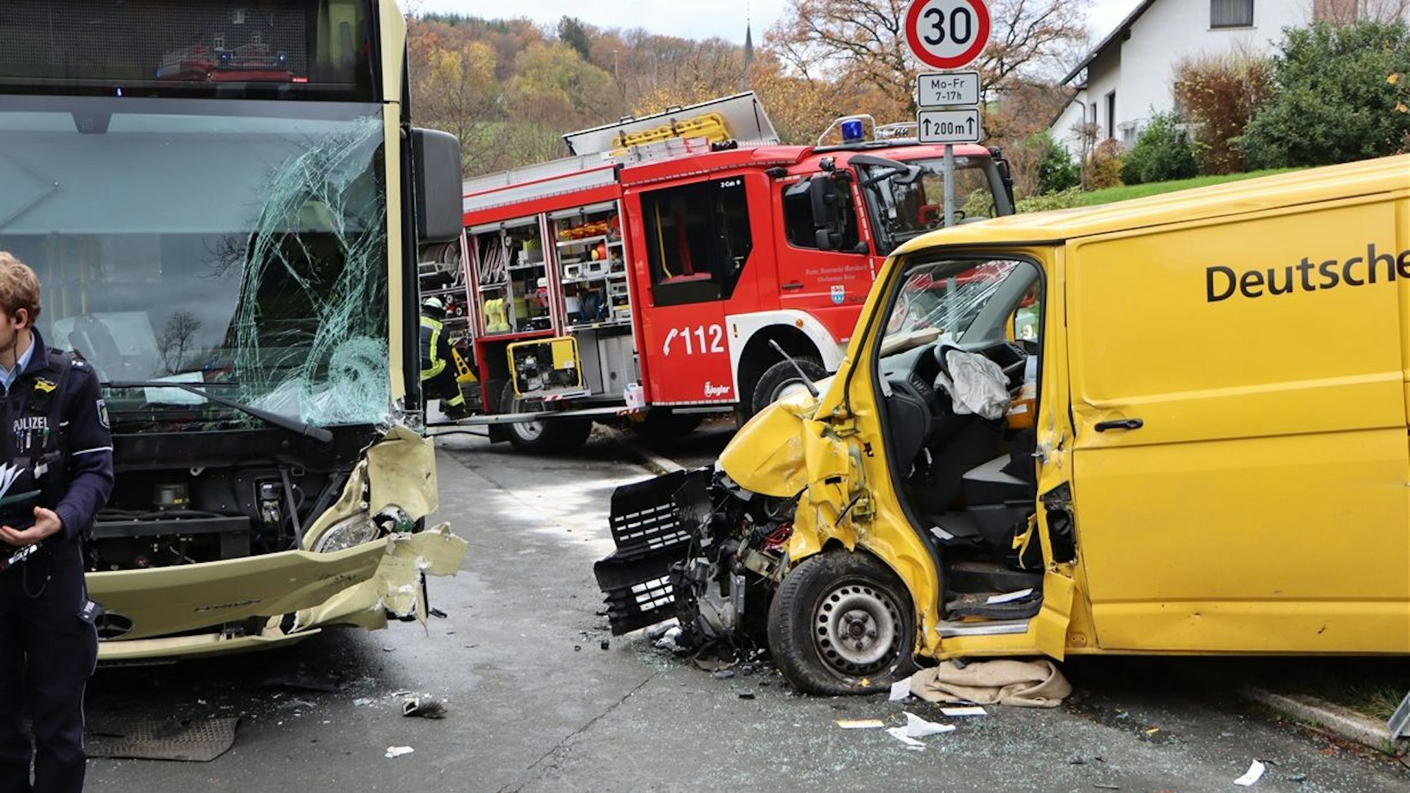 Die Scheibe des Busses ist zersplittert, die Front des gelben Paketwagens ist komplett zertrümmert. Die Fahrertüre fehlt.