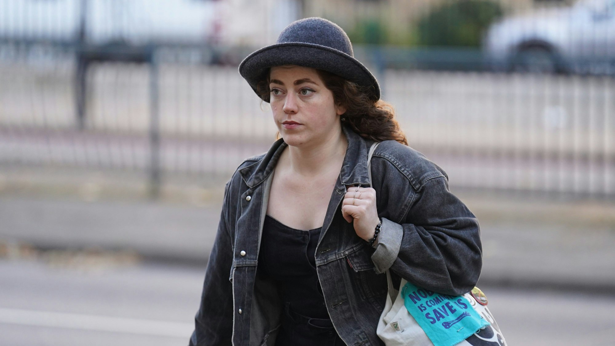 Die "Just Stop Oil"-Demonstrantin Emily Brocklebank trifft vor dem Westminster Magistrates' Court in London ein. Sie ist angeklagt wegen krimineller Beschädigung des Rahmens von Vincent Van Goghs Werk "Sonnenblumen" aus dem Jahr 1888 in der National Gallery in London, nachdem sie während einer Protestaktion Suppe darüber geschüttet hatte.