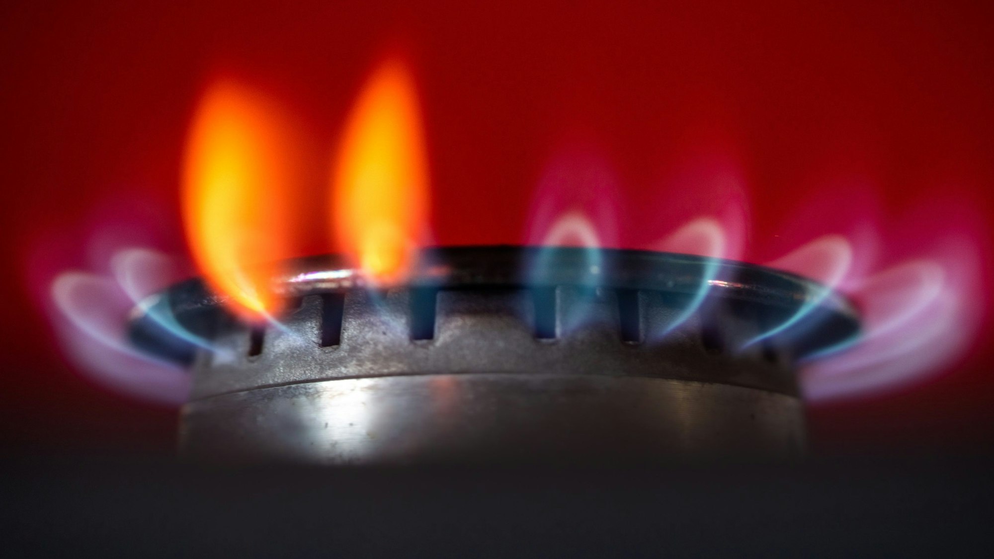 Die Flamme eines Gasherdes brennt in einer Küche. Zur Entlastung der Gaskunden wird es eine Preisbremse geben. Foto: Frank Rumpenhorst/dpa +++ dpa-Bildfunk +++