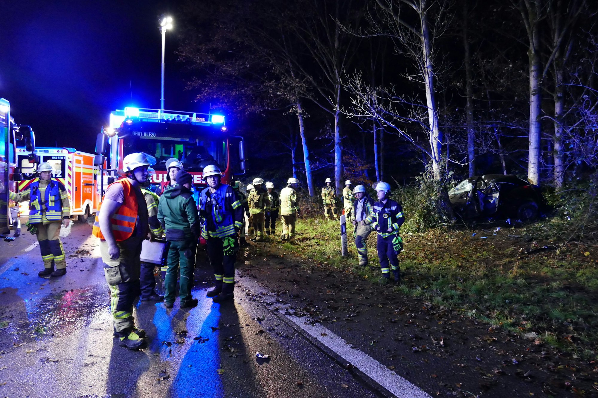 Die Feuerwehr beleuchtete die Unfallstelle, damit die Polizei die Spuren aufnehmen konnte.