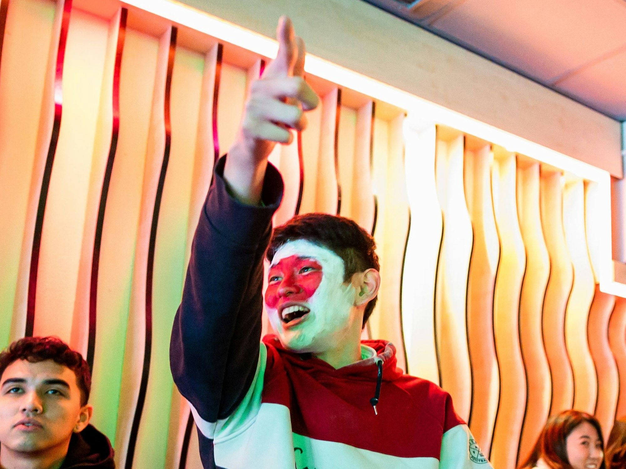 In der Kölner Bar "La Croque" freut sich der japanische Austausch-Student Sota über den Sieg der japanischen Mannschaft gegen Deutschland.