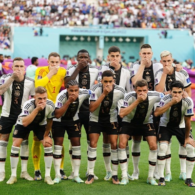 Spieler der deutschen Nationalmannschaft halten sich beim Mannschaftsfoto den Mund zu. Es soll ein Protest gegen die Fifa sein.