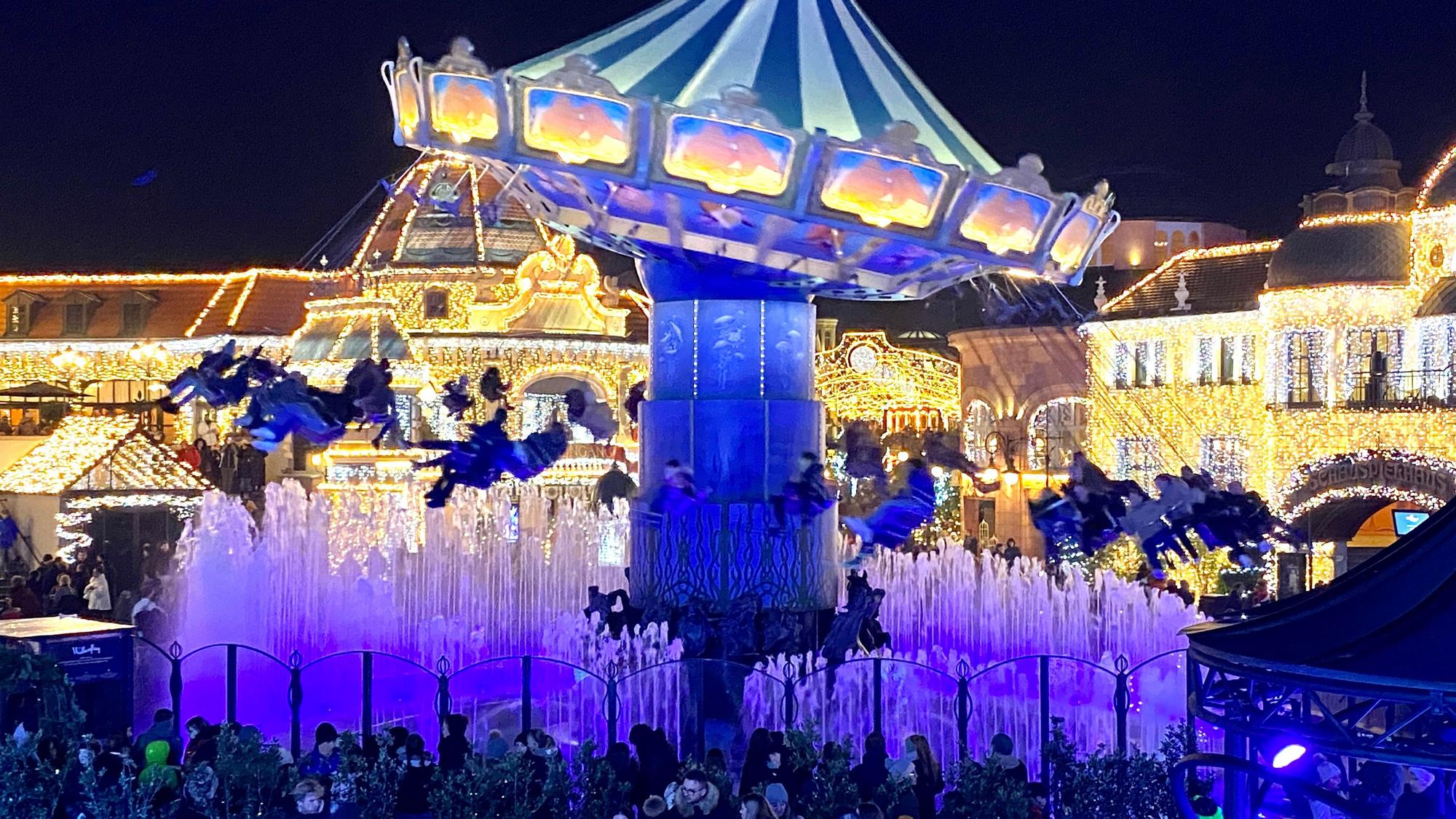 Das Kettenkarussell im Phantasialand leuchtet im Dunkeln.