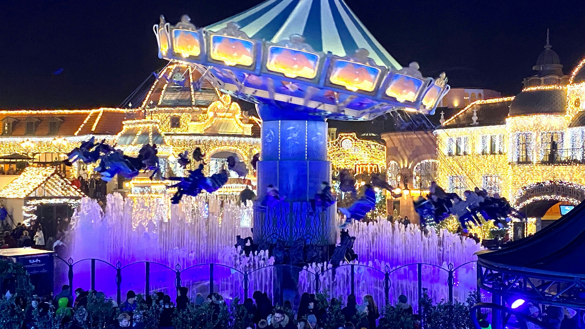 Das Kettenkarussell im Phantasialand leuchtet im Dunkeln.