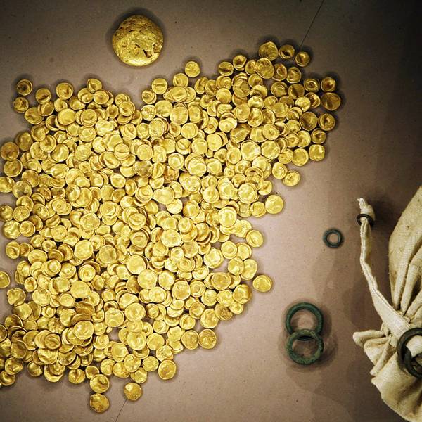 Viele Goldmünzen und ein Säckchen als Behälter sind zu sehen, die Münzen strahlen leuchtend-gold.