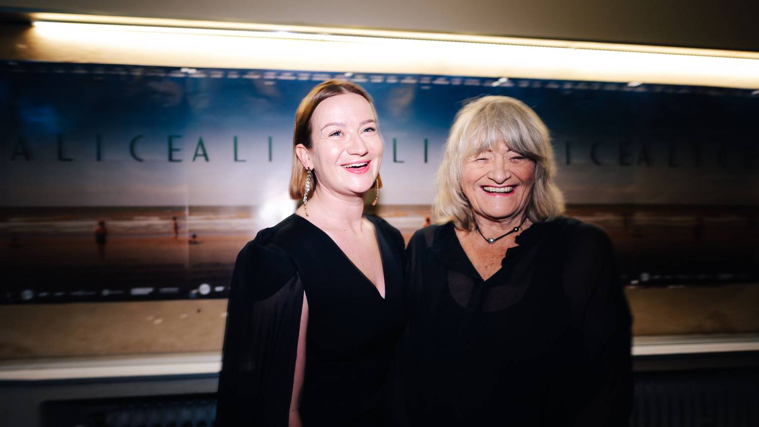 Im Odeon feierte Alice Schwarzer (r.) mit Hauptdarstellerin Nina Gummich die Premiere ihrer Filmbiografie. Foto: Costa Belibasakis