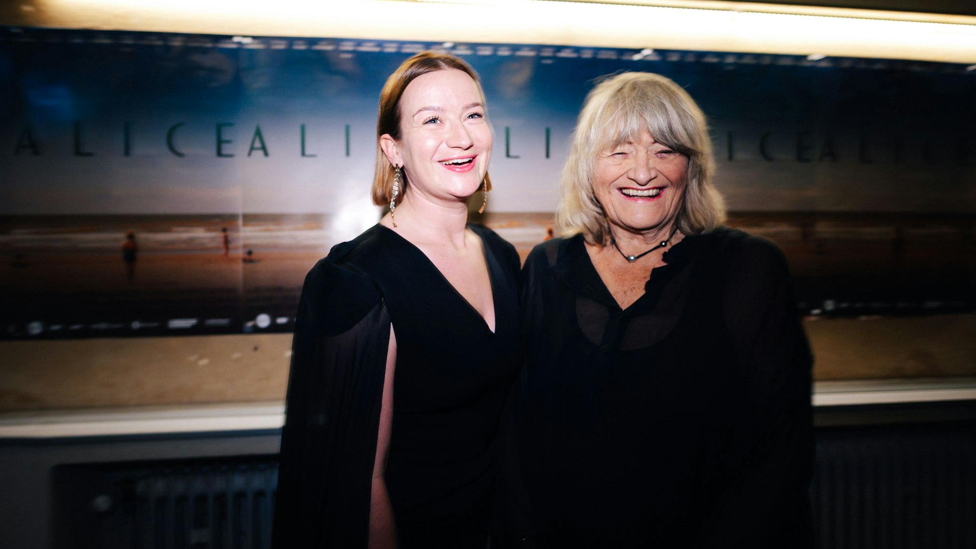 Im Odeon feierte Alice Schwarzer (r.) mit Hauptdarstellerin Nina Gummich die Premiere ihrer Filmbiografie. Foto: Costa Belibasakis